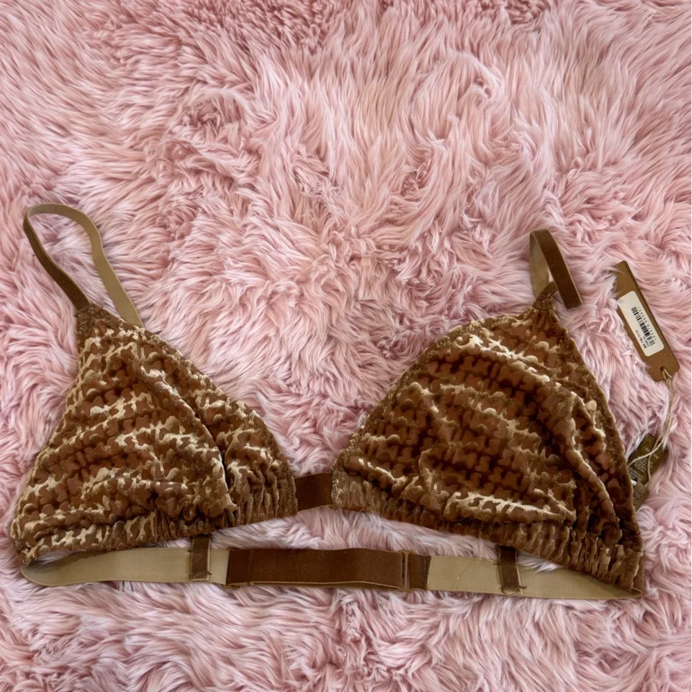 NWT SKIMS LOGO VELVET TRIANGLE‎ BRA